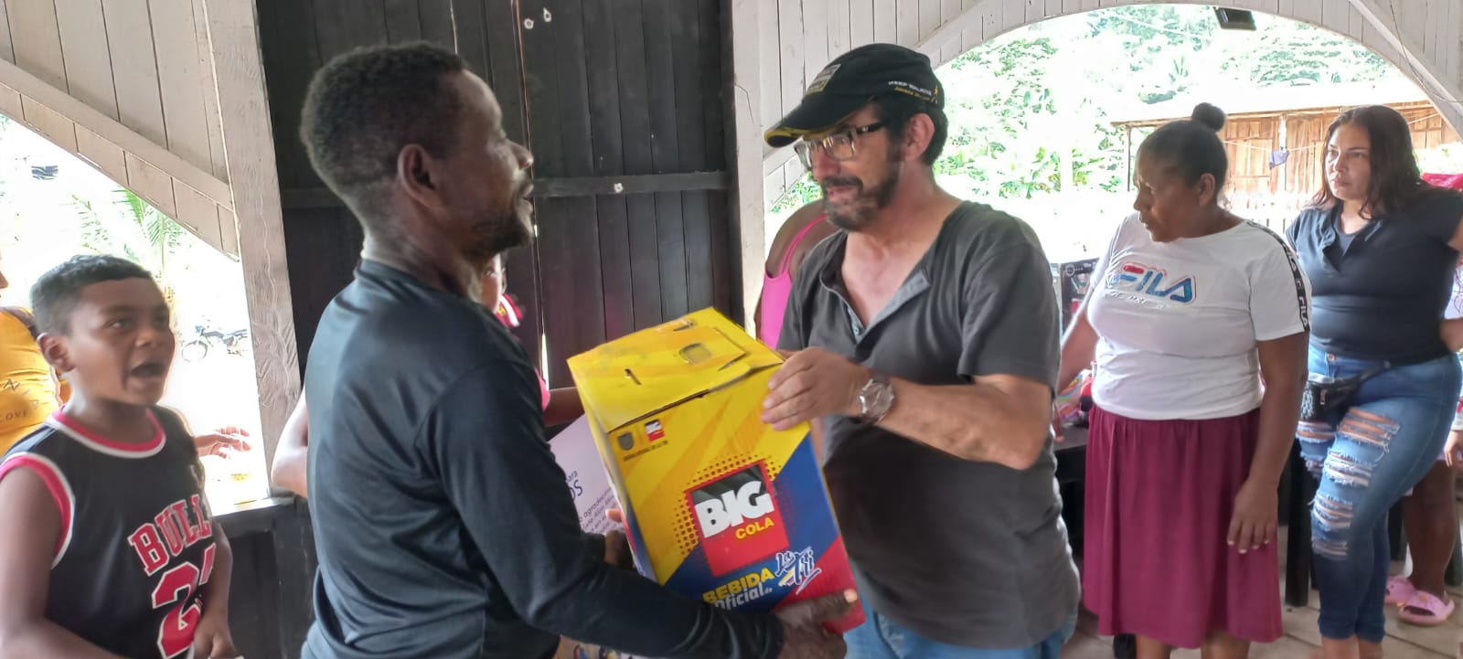 Pablo Iturralde entregando las canastas navideñas